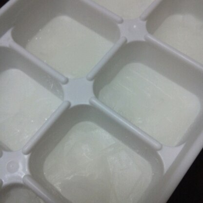 初めての離乳食にレシピお借りしました！
冷凍して毎日与えます★